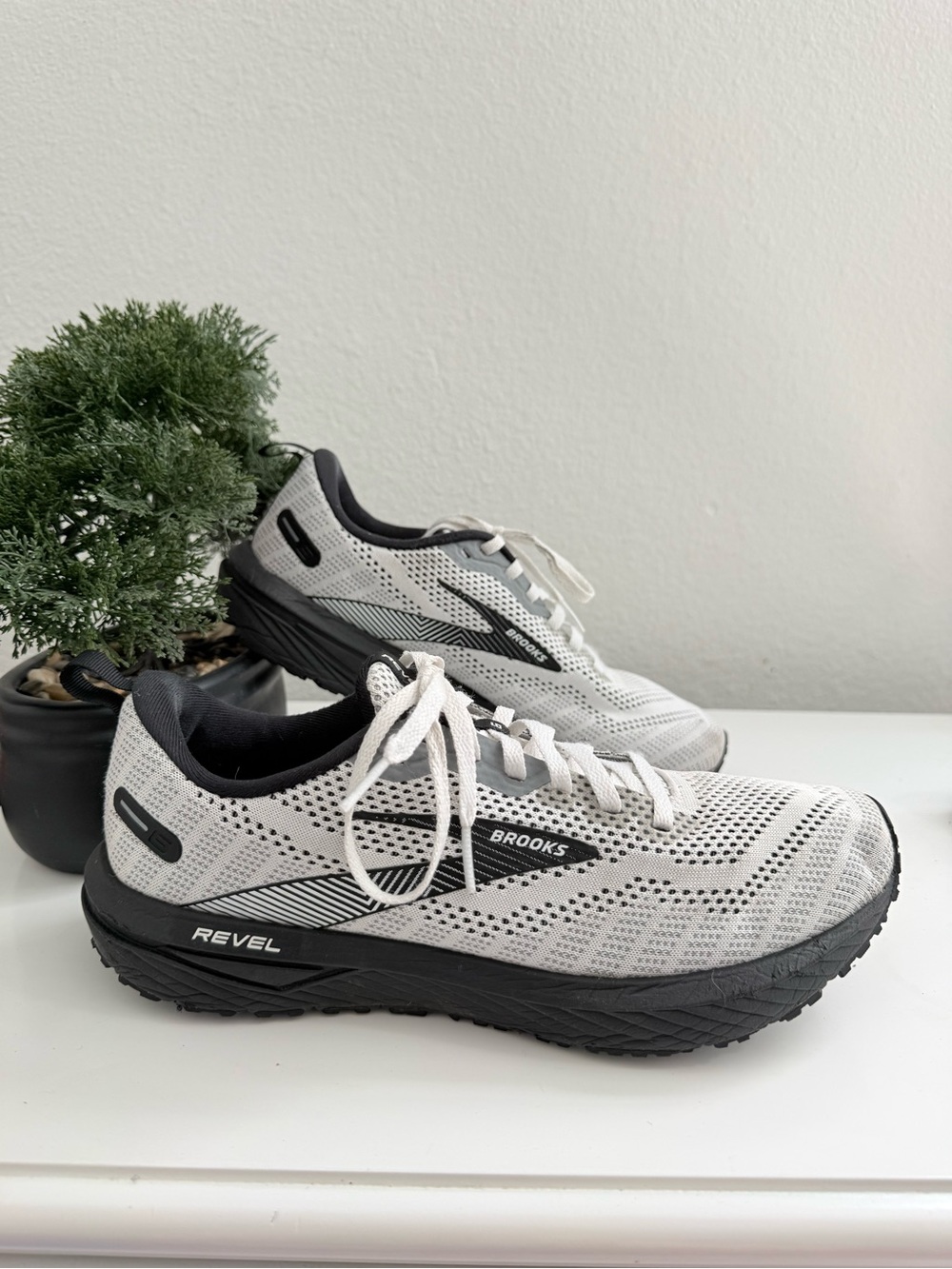 Brooks Revel 6 Women size 10 Revel Athletic Shoes in Light Gray and Black